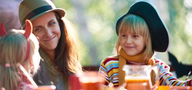 mother-daughters-smiling-hats